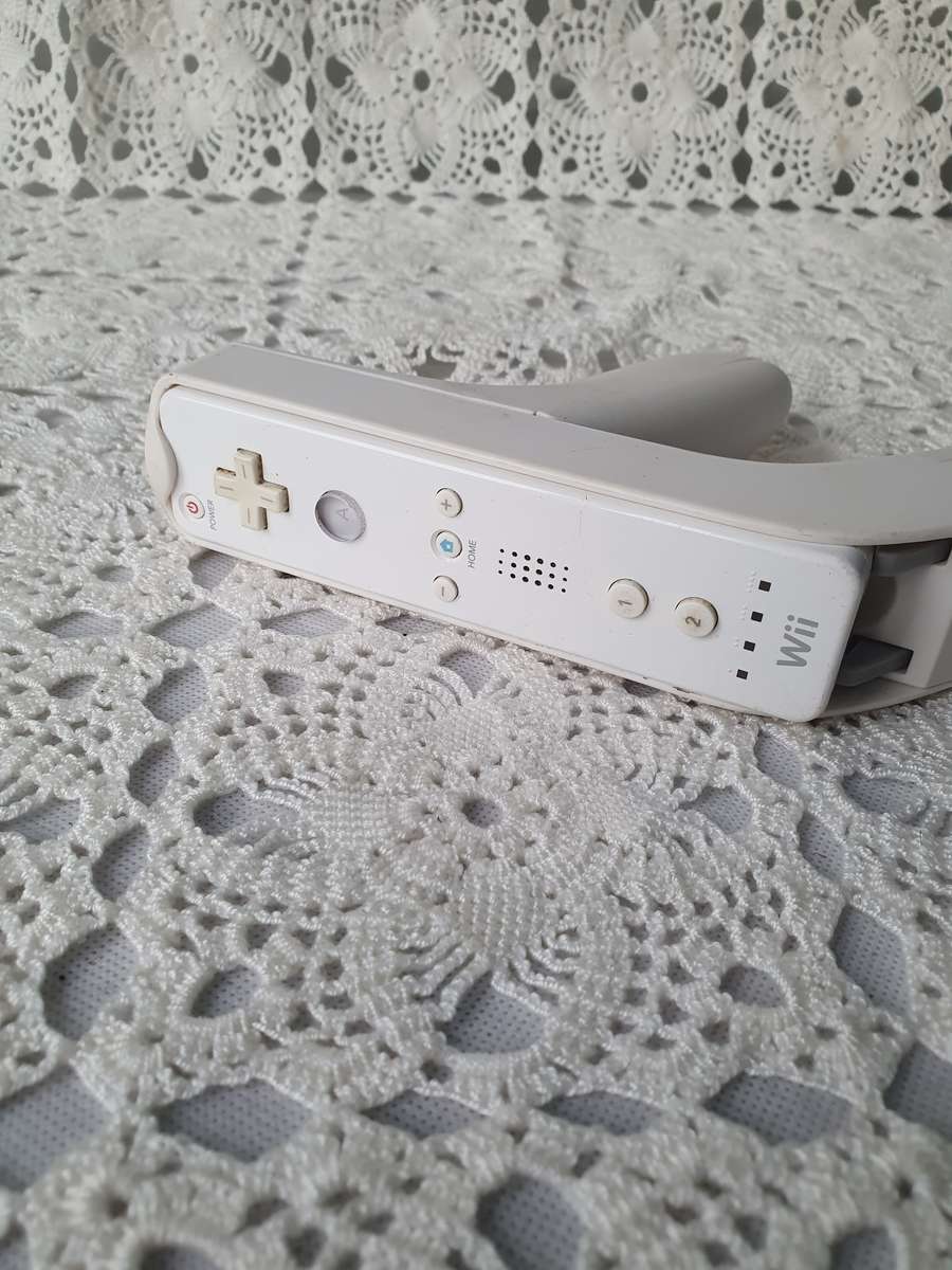 2x Nintendo Wii Consoles, 1x Remote, 1x TV Censor