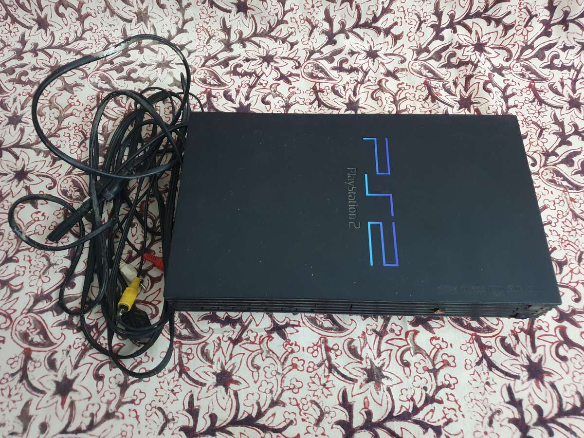 Playstation 2 Bundle with 1x Controller 1x Steering Wheel & Pedals ( All Wires )  All Turns on