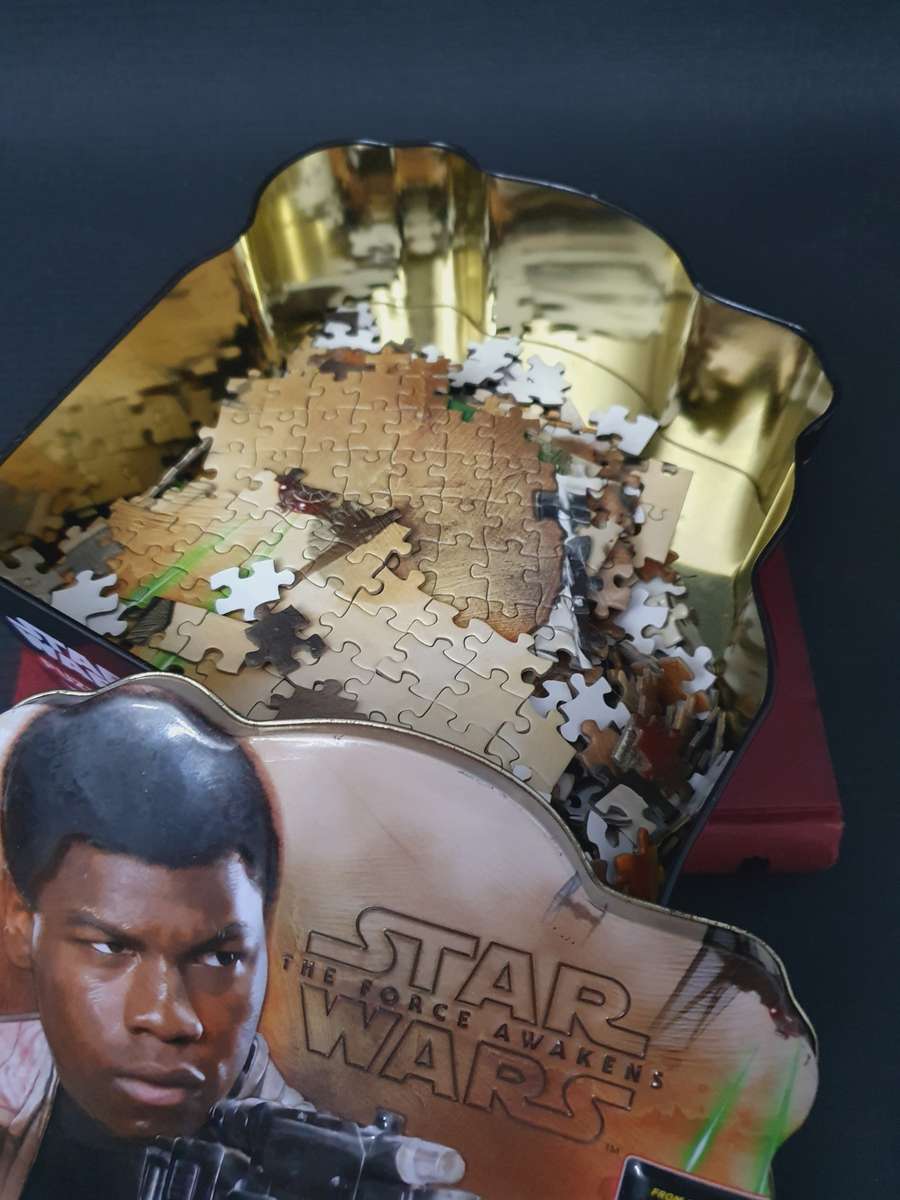 Starwars The Force Awakens Puzzle in Metal Tin ( Complete )