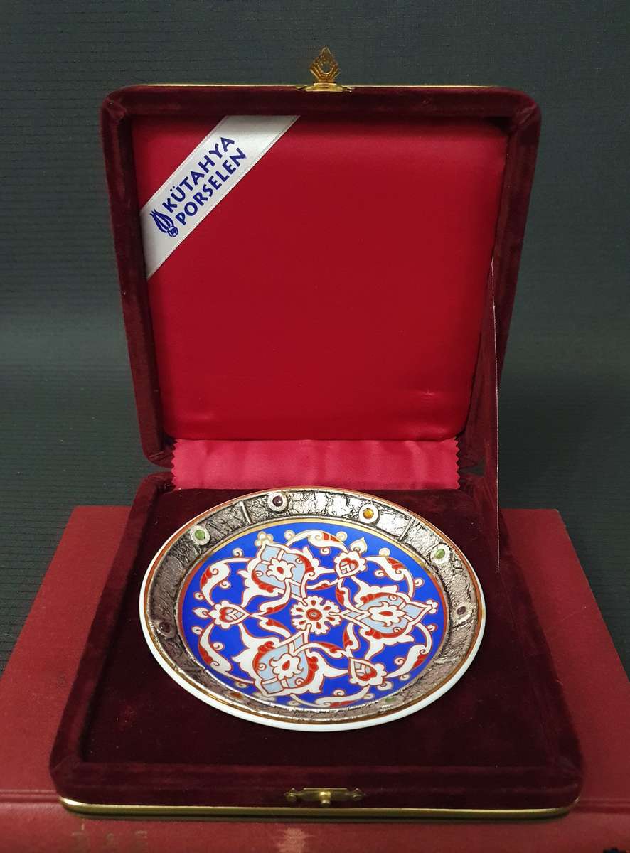 Vintage Kütahaya Porselen Hand Painted Decorative Plate in Maroon Velvet Box Turkish