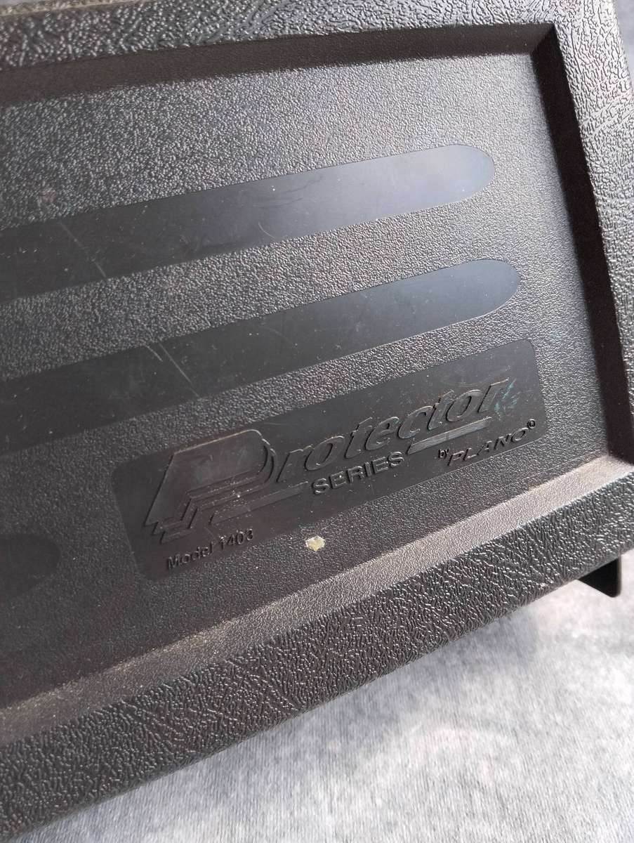 Tabletop Shuffleboard Pucks 8x Set in Case ( New )