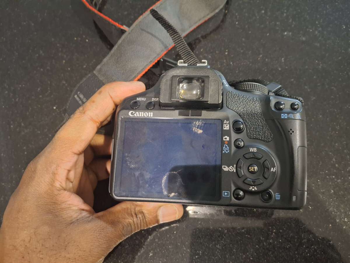 Canon EOS 500D EF-S 18-55 mm IS with Battery Pack (Used)