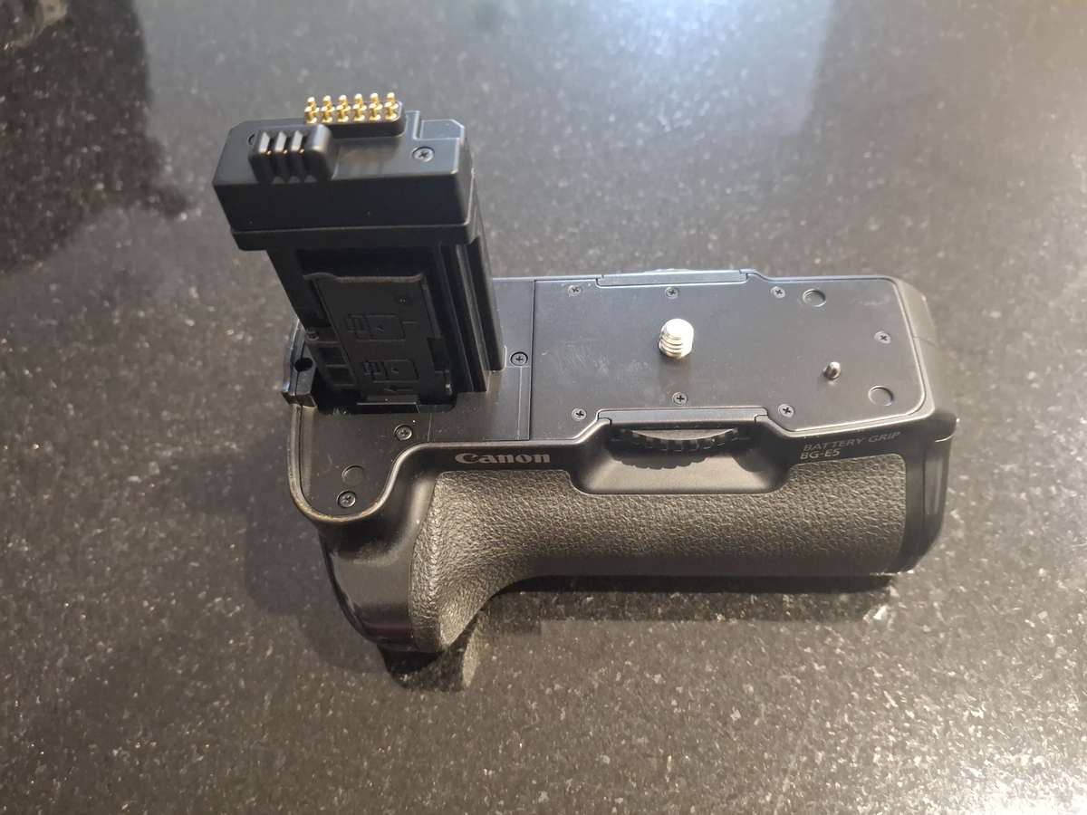 Canon EOS 500D EF-S 18-55 mm IS with Battery Pack (Used)