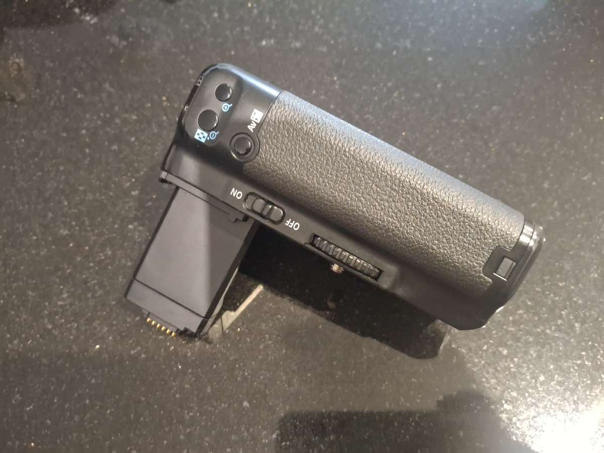 Canon EOS 500D EF-S 18-55 mm IS with Battery Pack (Used)