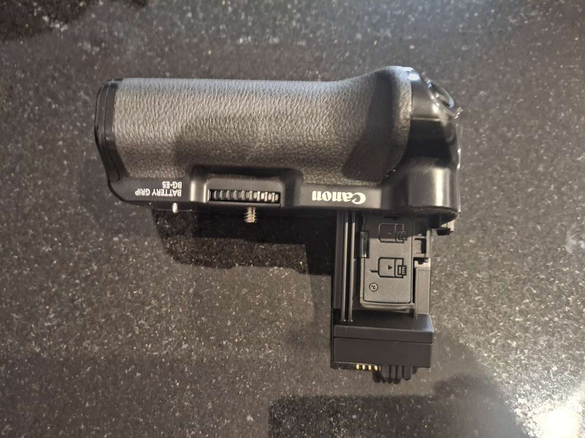 Canon EOS 500D EF-S 18-55 mm IS with Battery Pack (Used)