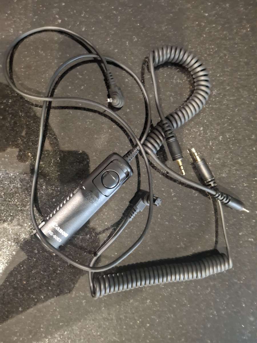 Canon EOS 500D EF-S 18-55 mm IS with Battery Pack (Used)