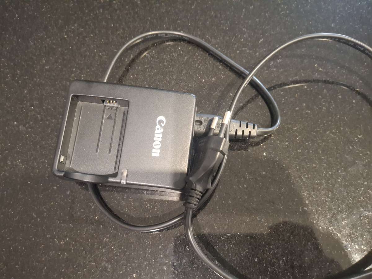 Canon EOS 500D EF-S 18-55 mm IS with Battery Pack (Used)