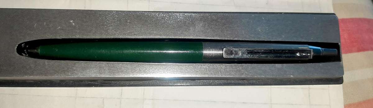 Set of Parker,Paper mate and parker rollerball pens all for one price.