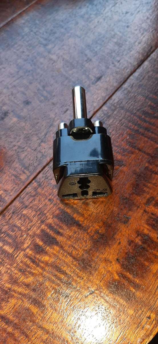 Universal adaptor plugs
