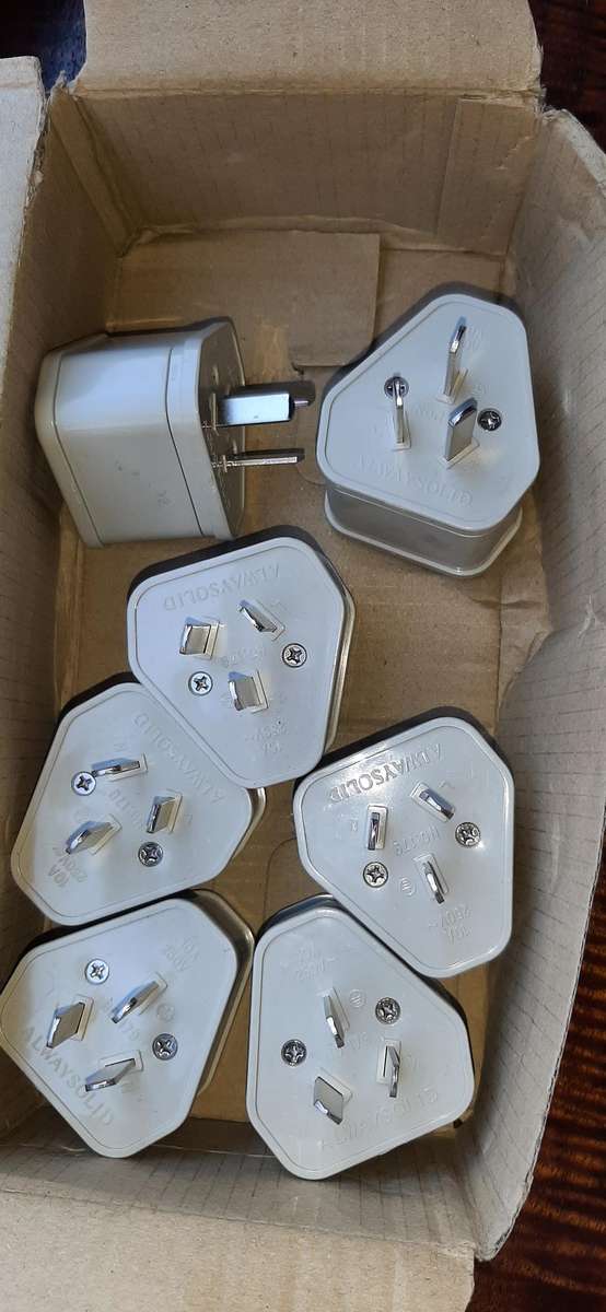 Universal adaptor plugs