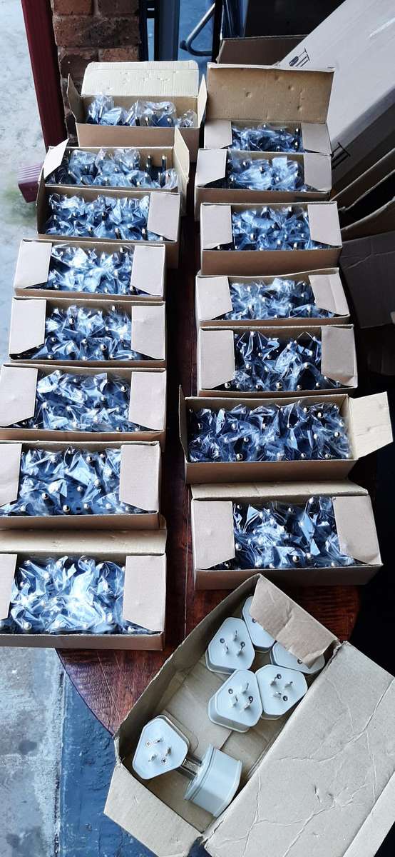 Universal adaptor plugs