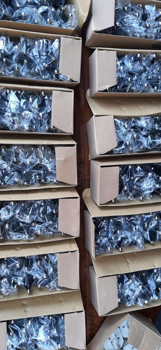 Universal adaptor plugs