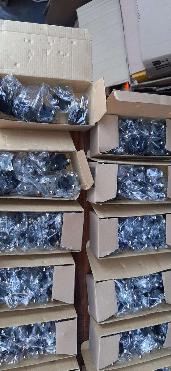 Universal adaptor plugs