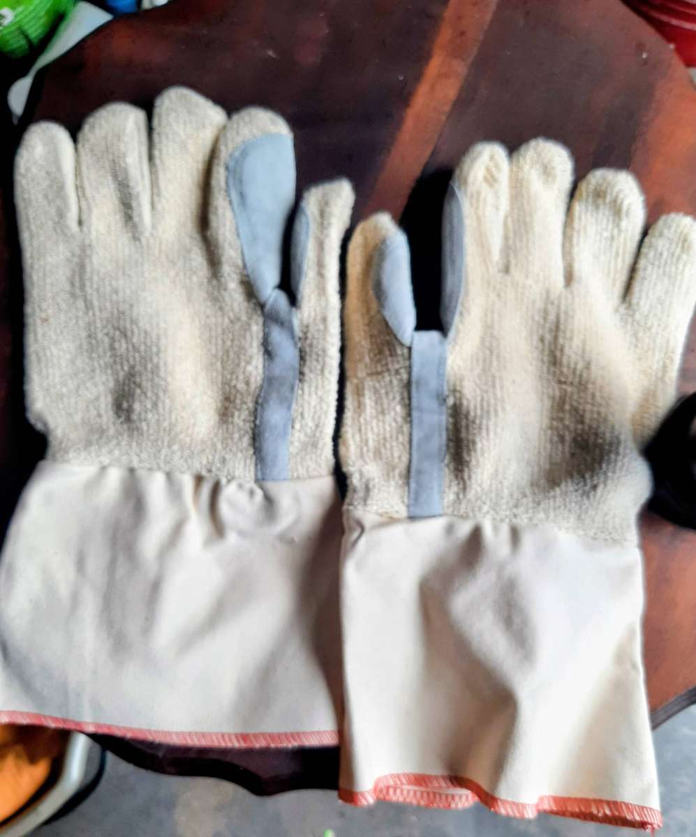 Leather cotton welding gloves.Bid per piece.