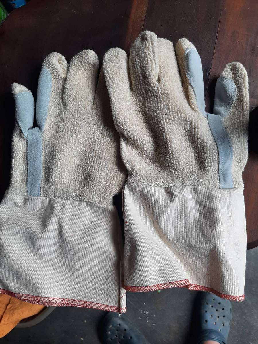 Leather cotton welding gloves.Bid per piece.