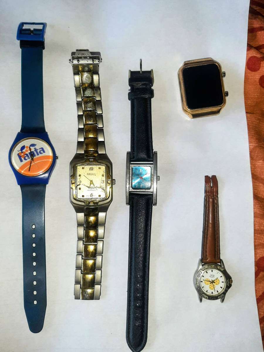 Variety of vintage quarts and memorabilia watches for parts.Including a swiss seiko.