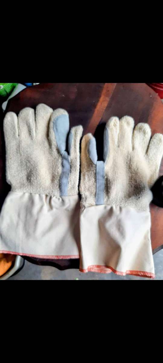 Leather cotton welding gloves.Bid per piece.