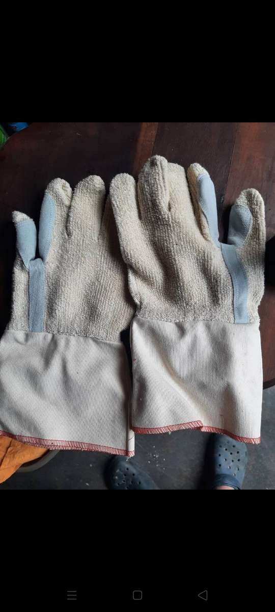 Leather cotton welding gloves.Bid per piece.