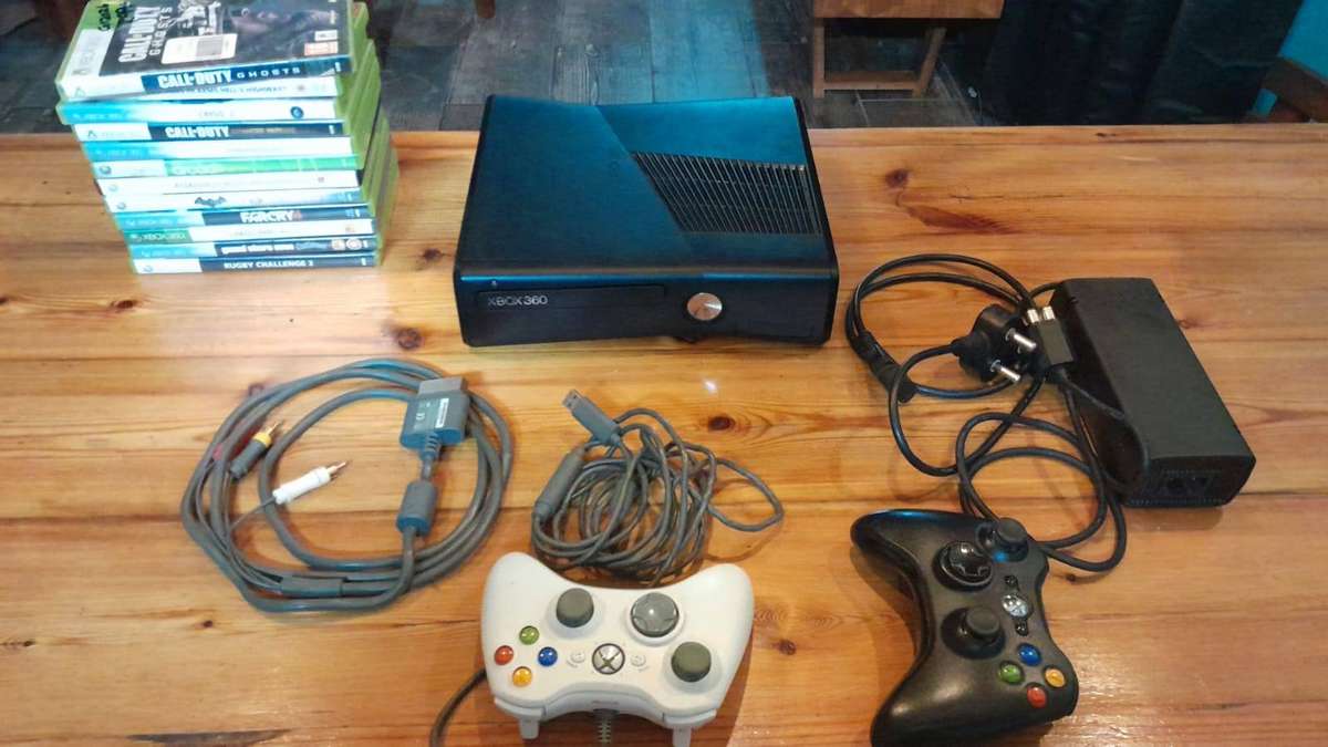 Xbox360 Console and Power Supply + 11 Games