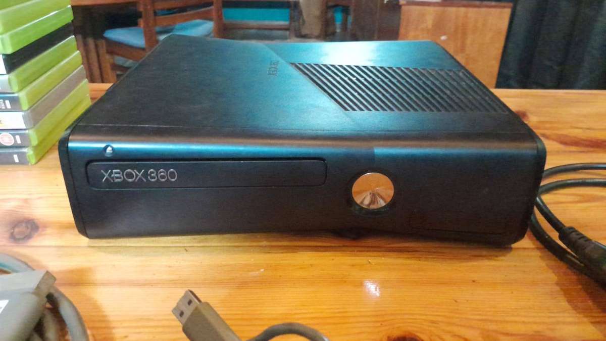 Xbox360 Console and Power Supply + 11 Games