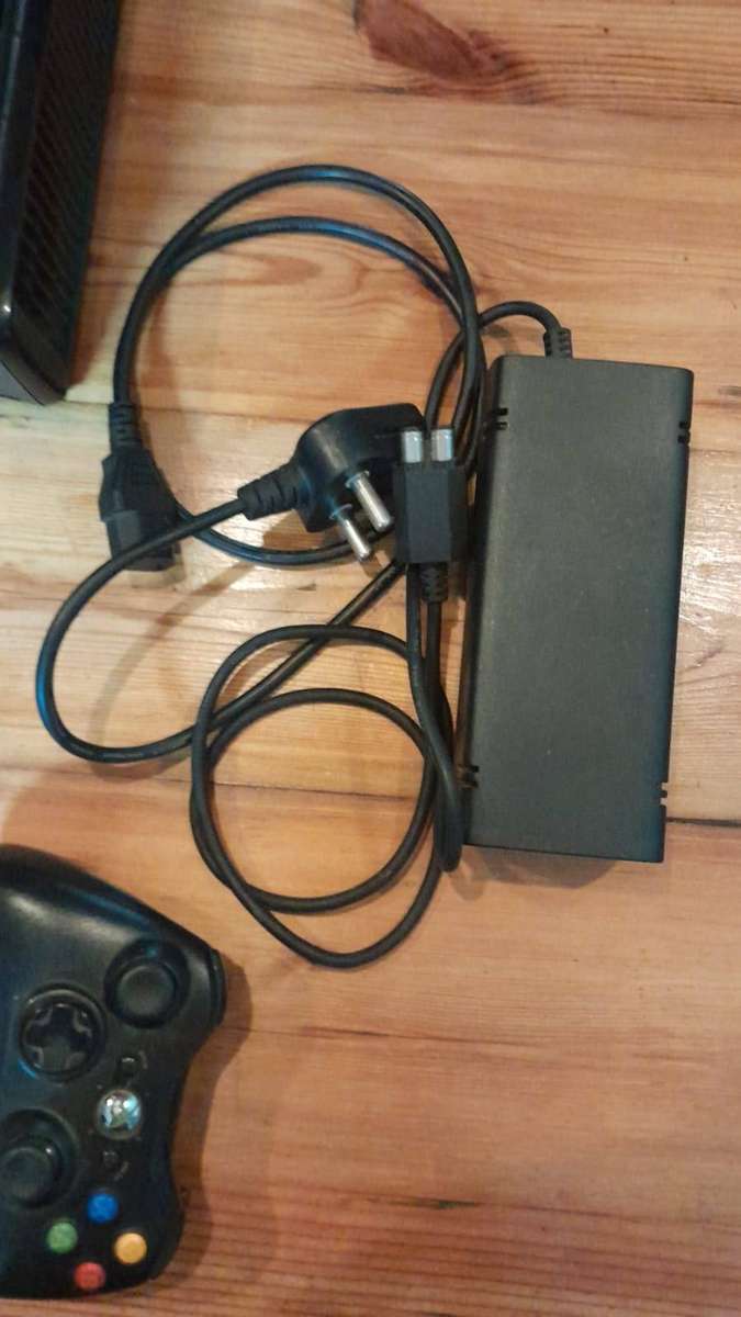 Xbox360 Console and Power Supply + 11 Games