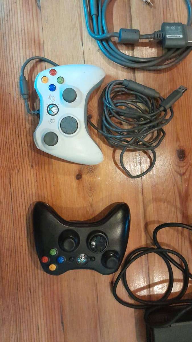 Xbox360 Console and Power Supply + 11 Games