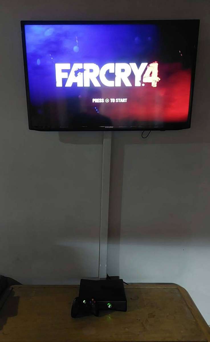 Xbox 360 + 9 Games bundle