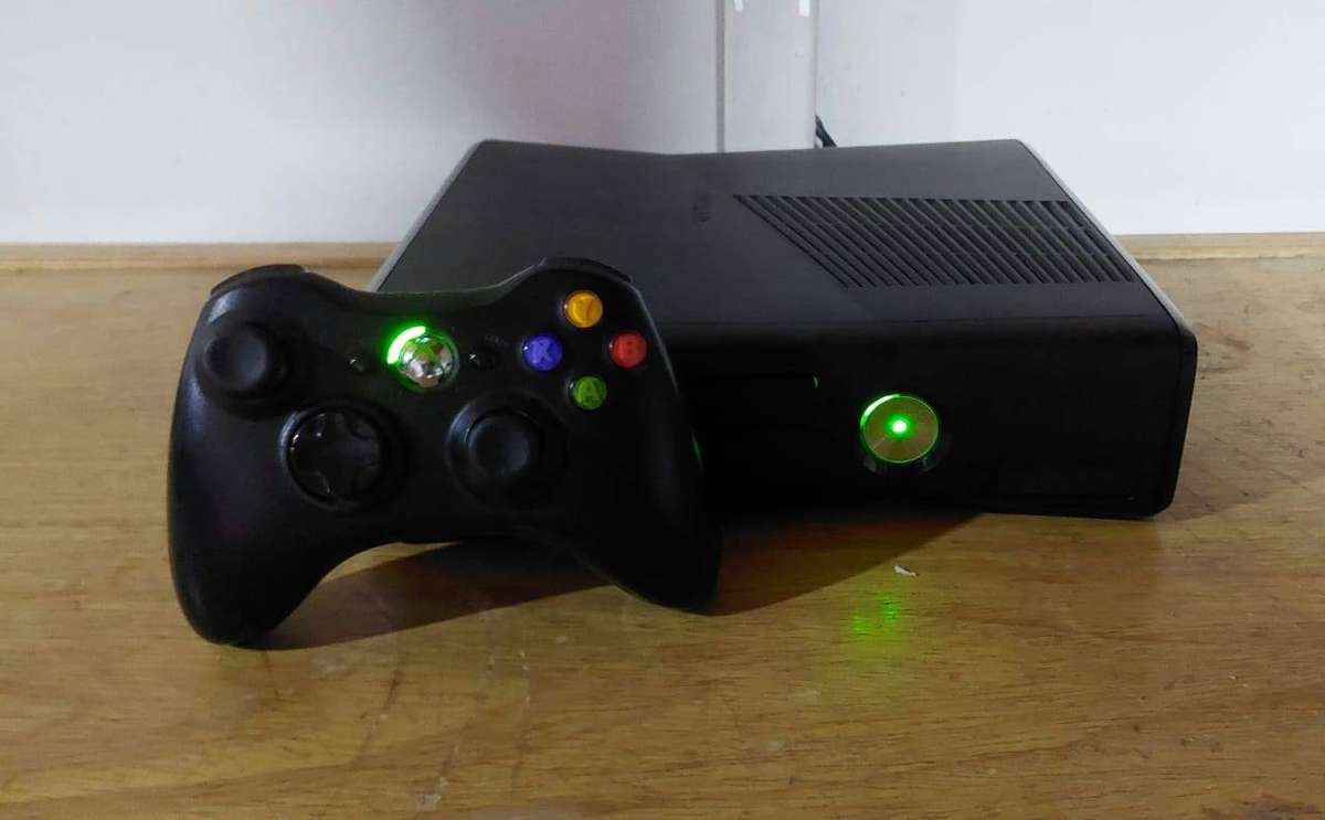 Xbox 360 + 9 Games bundle