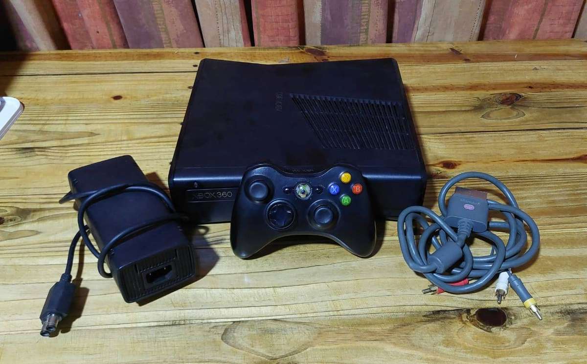 Xbox 360 + 9 Games bundle