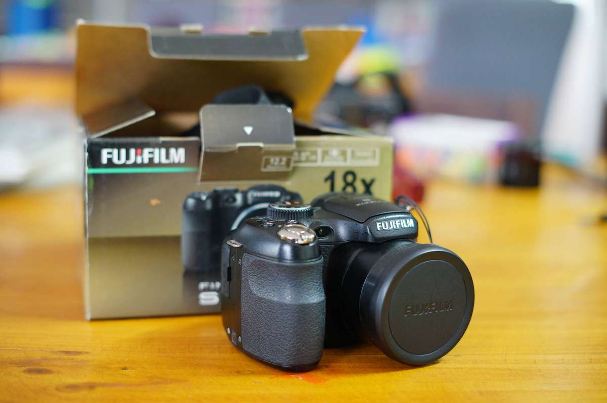 Mint Fujifilm FinePix 12.2MP Digital Camera (Boxed + Cables)