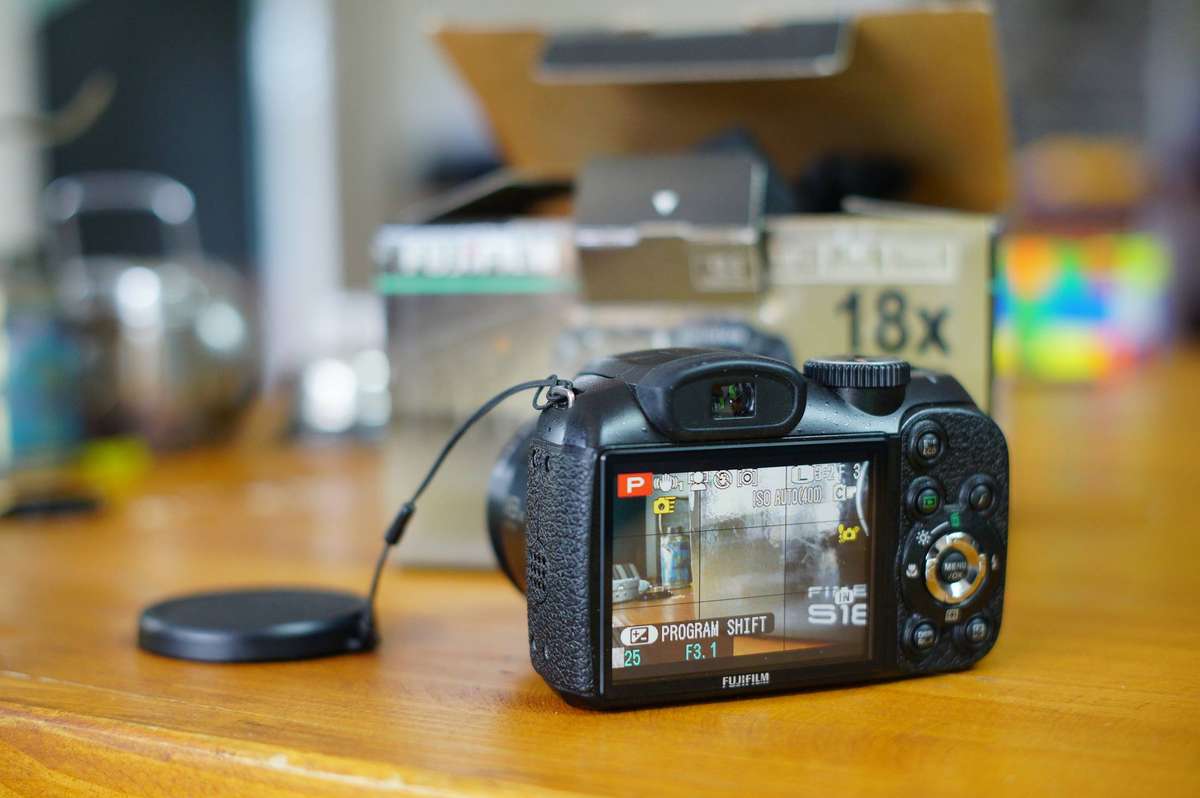 Mint Fujifilm FinePix 12.2MP Digital Camera (Boxed + Cables)