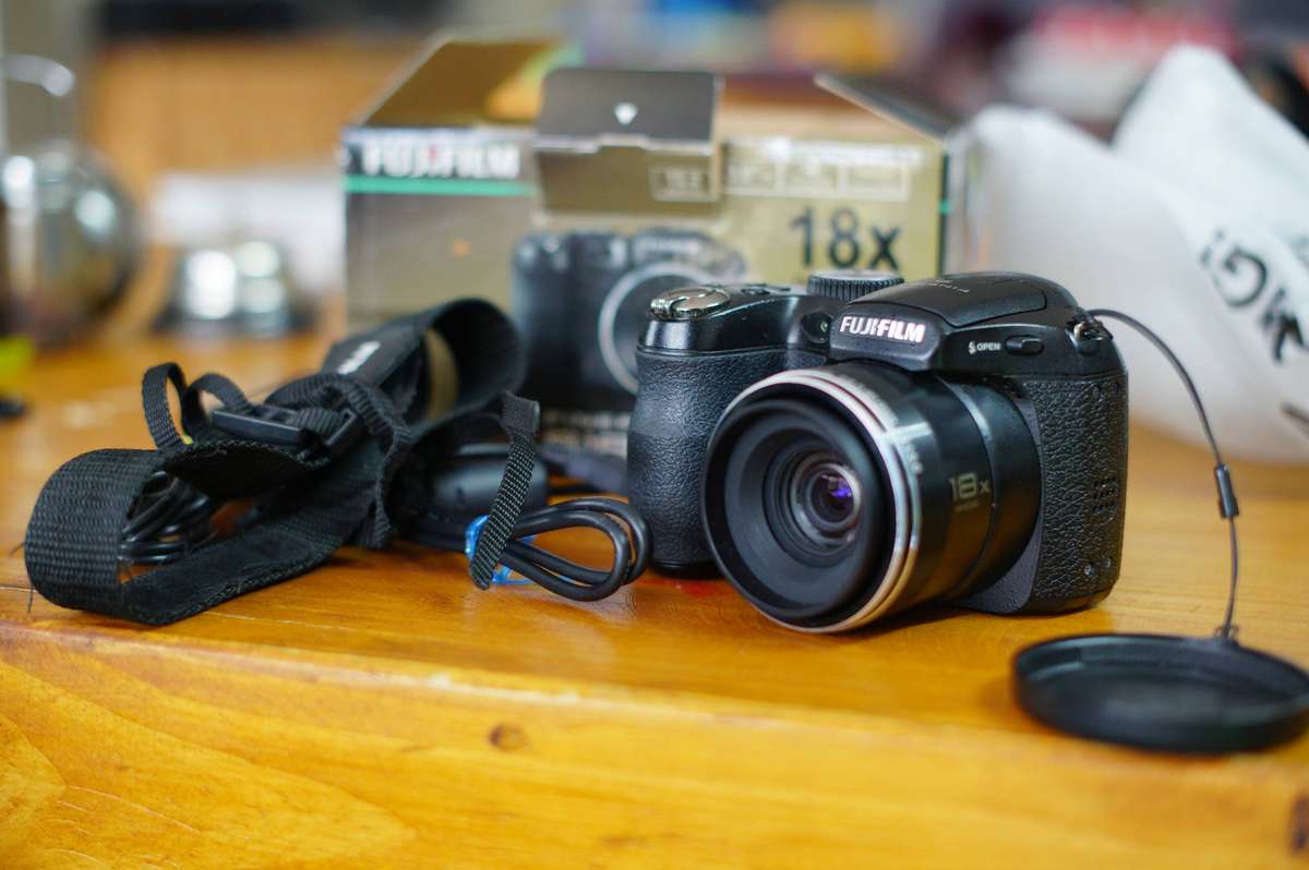 Mint Fujifilm FinePix 12.2MP Digital Camera (Boxed + Cables)