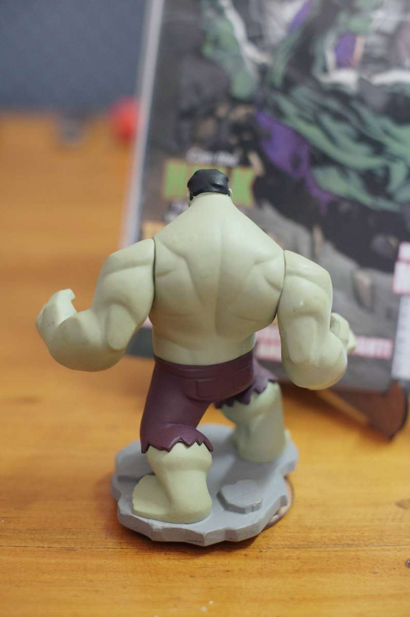 Disney Infinity Hulk figurine and Monster Size Hulk Comic Bundle!