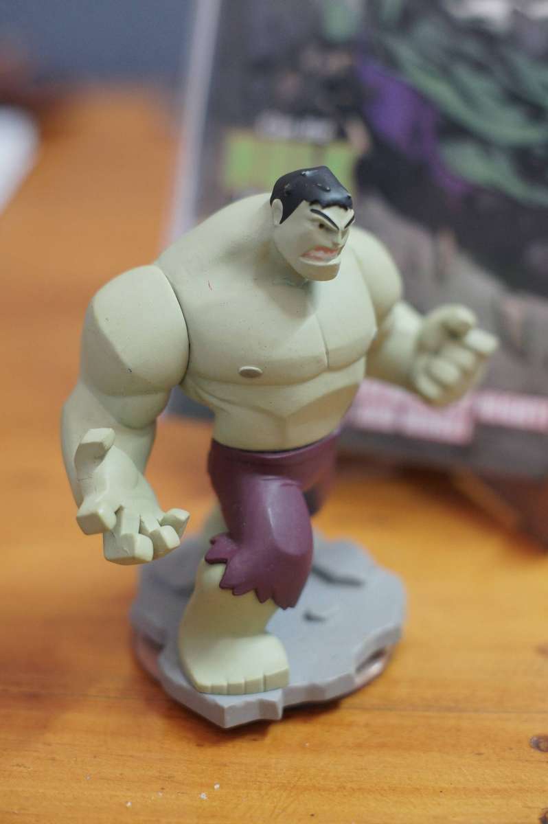 Disney Infinity Hulk figurine and Monster Size Hulk Comic Bundle!