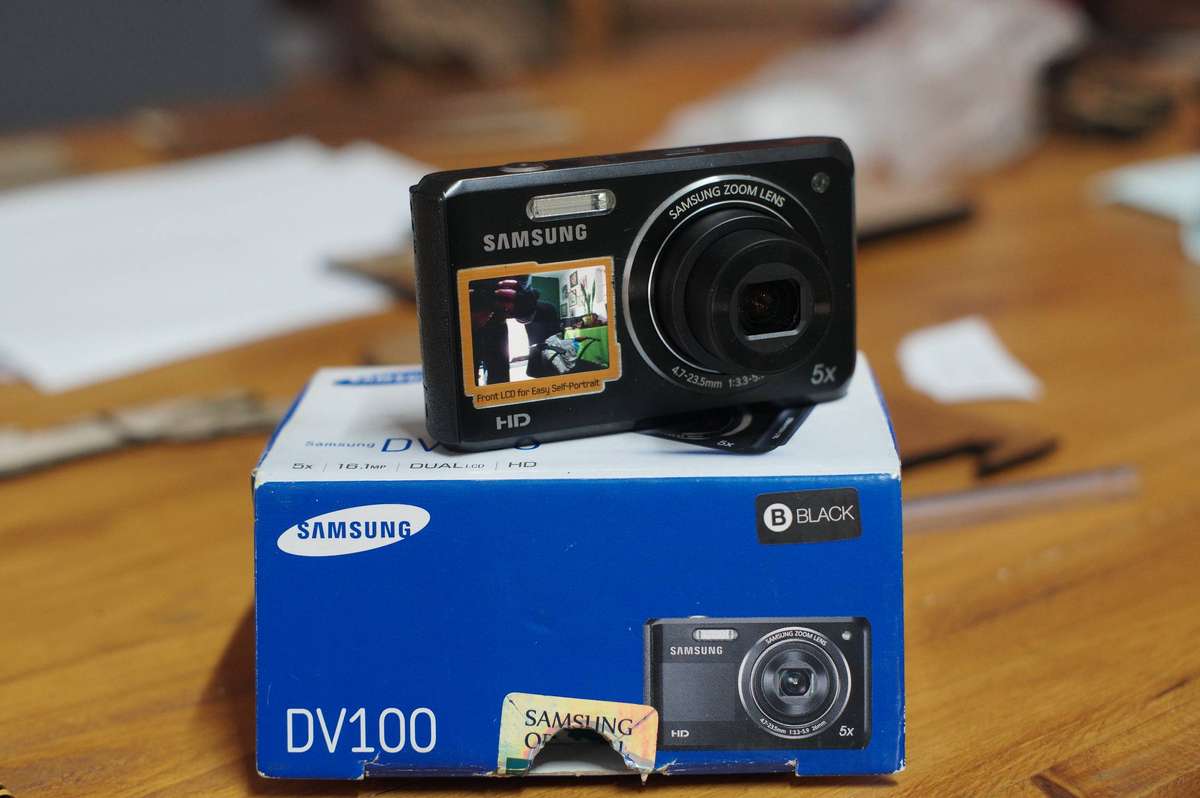 Samsung DV100 Dual LCD compact digital camera