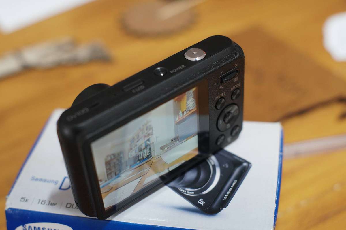 Samsung DV100 Dual LCD compact digital camera