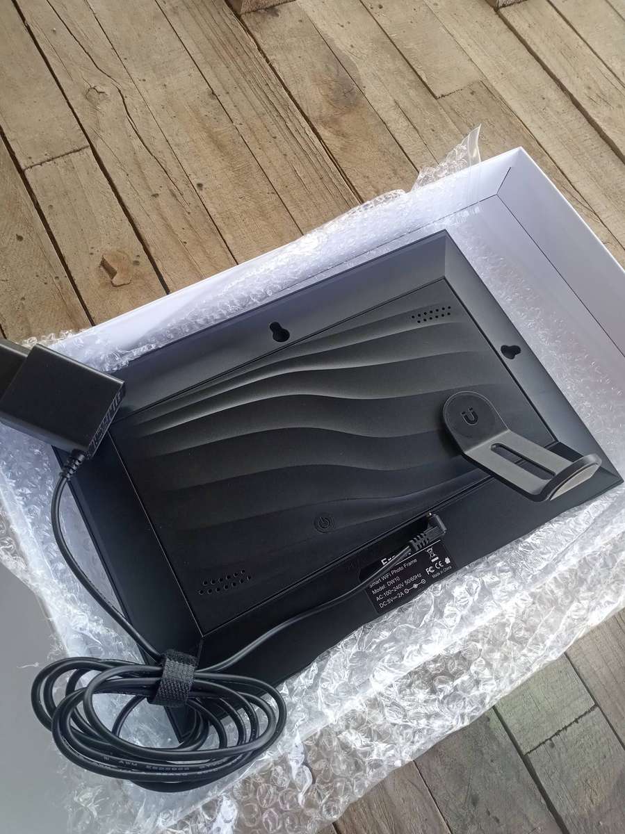 BezosMax 10.1 inch WiFi Digital Frame 32GB 1280x800