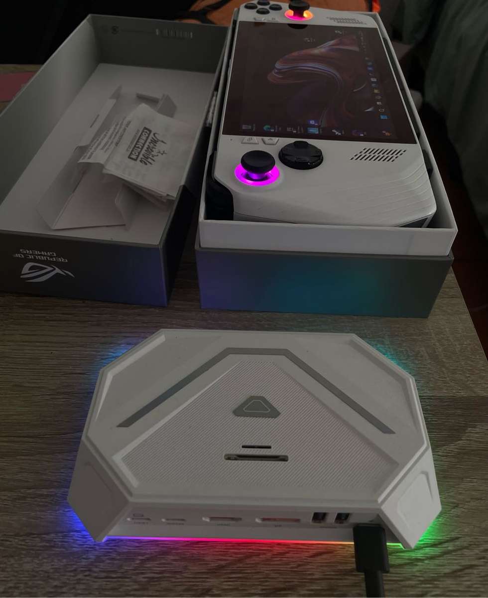 Asus ROG Ally Z1 Extreme + JSAUX RGB Dock