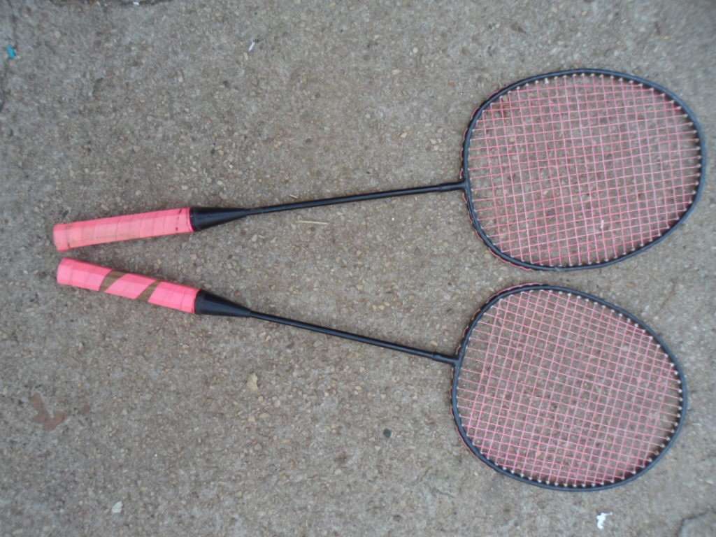 Set of 2 Vintage Batminton rackets.  65cm.
