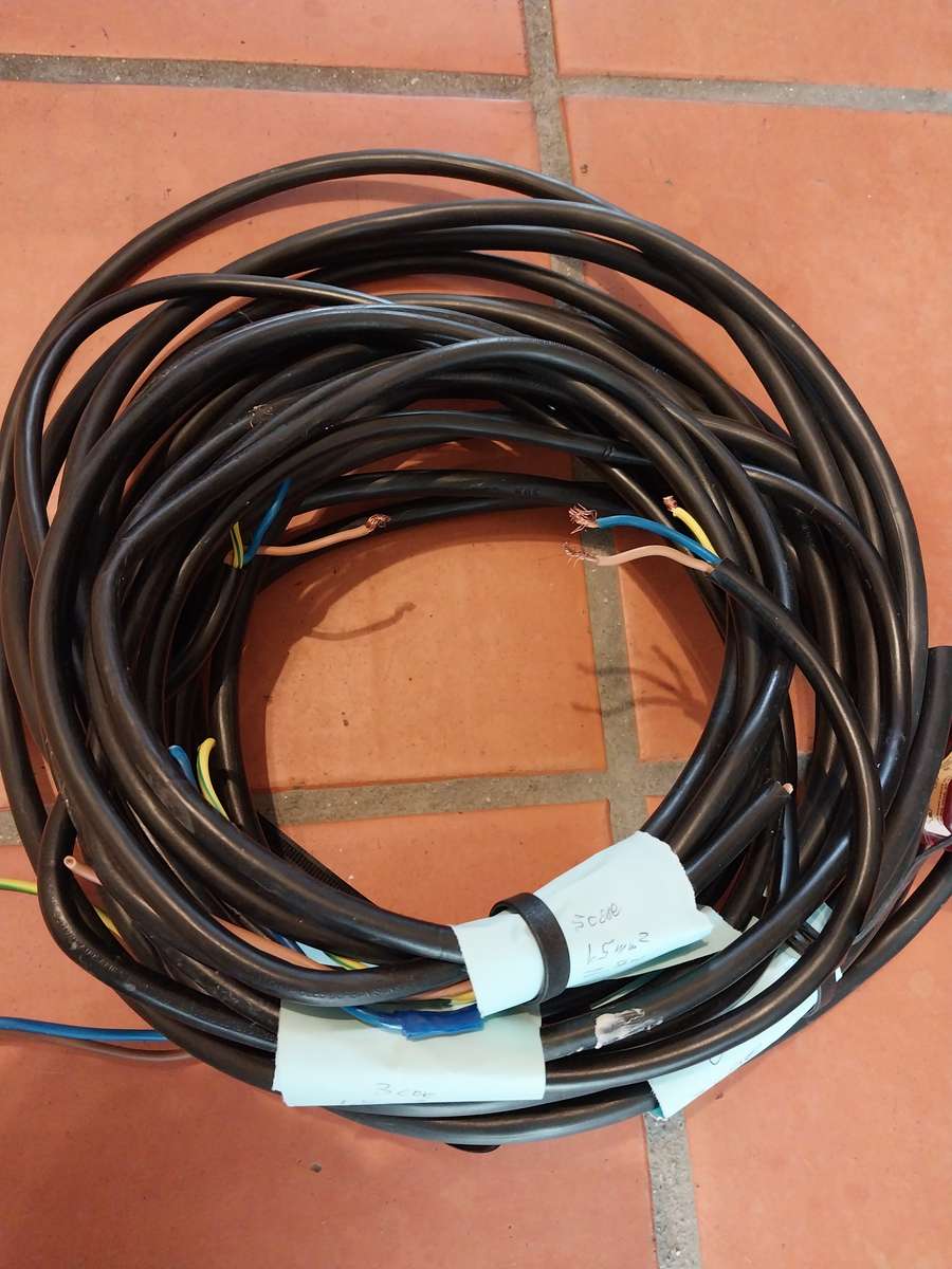 Cabtyre cable lightly used, 1.5 mm² and 2.5 mm² black, pack of four lengths