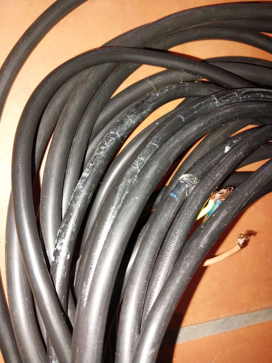 Cabtyre cable lightly used, 1.5 mm² and 2.5 mm² black, pack of four lengths