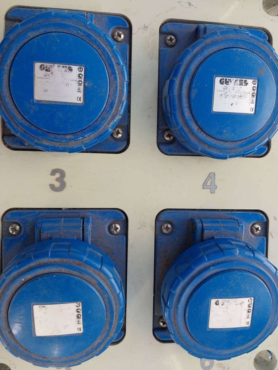 Power distro/breakout sgl phase 32 A CEE to 4x 16 A CEE - Needs attention (add breakers)