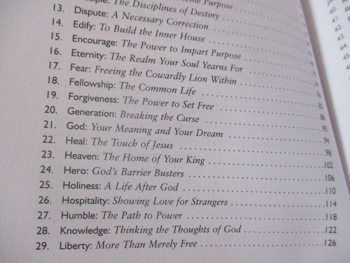 WORDS TO LIVE BY - REFLECTIONS &  INSIGHTS ON THE MOST LIFE-CHANGING & THOUGHT-PROVOKING WORDS IN TH