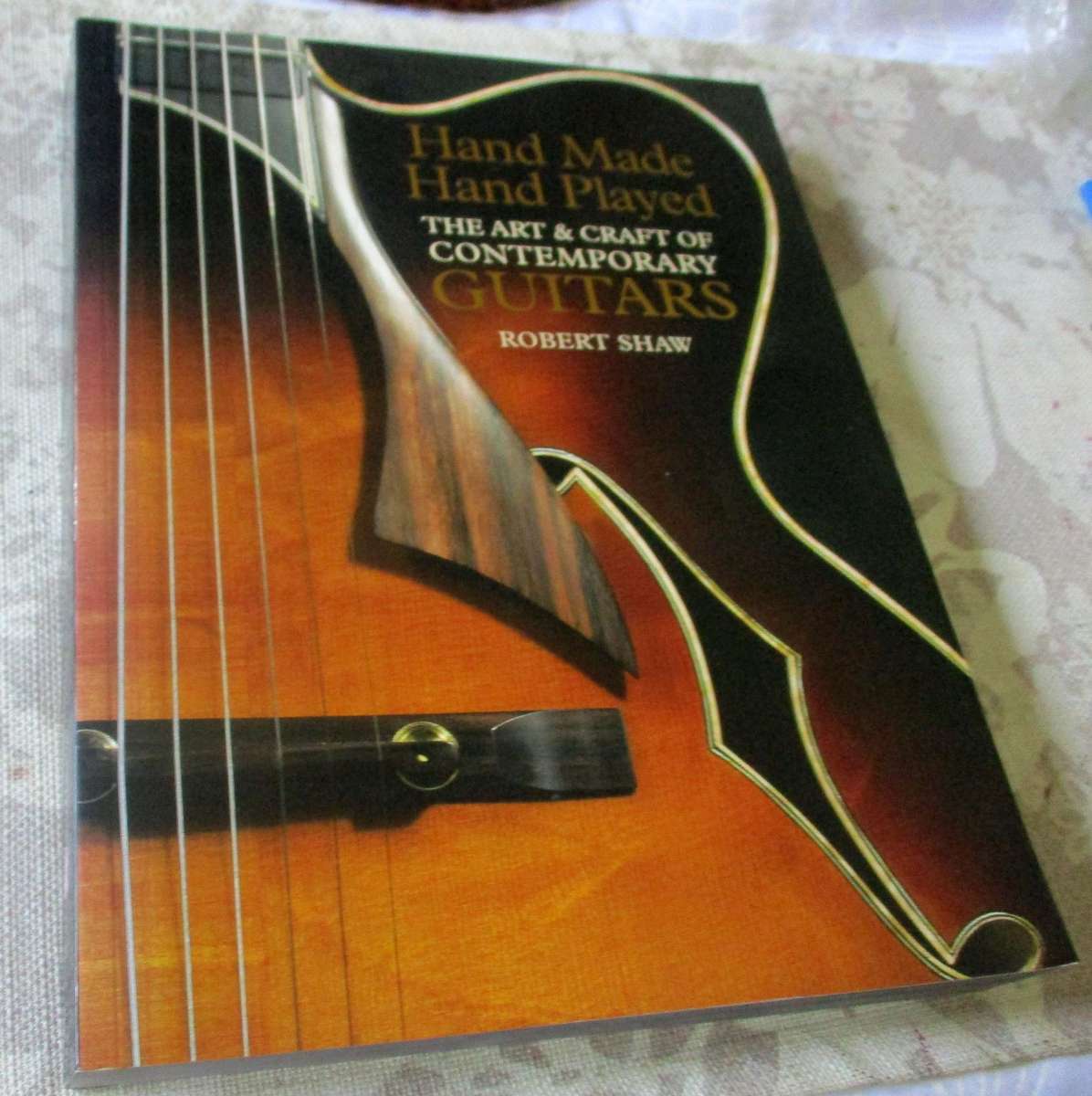 HAND MADE HAND PLAYED - THE ART & CRAFT OF CONTEMPORARY GUITARS - ROBERT SHAW