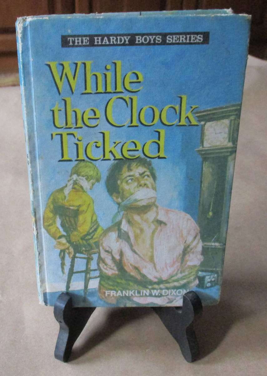 WHILE THE CLOCK TICKED - FRANKLIN W DIXON - THE HARDY BOYS