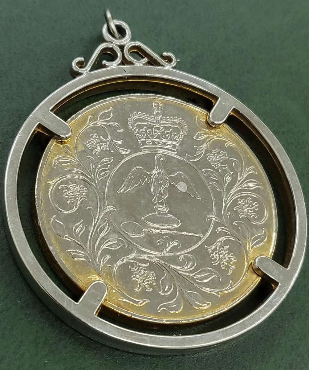 **R1 Auction** UK 1977 silver Jubilee if QEII pendent