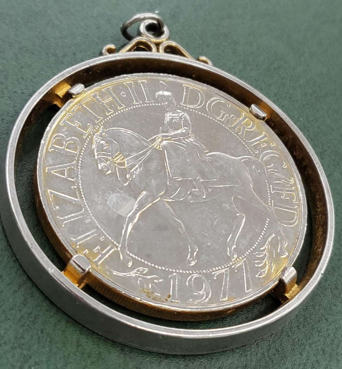 **R1 Auction** UK 1977 silver Jubilee if QEII pendent
