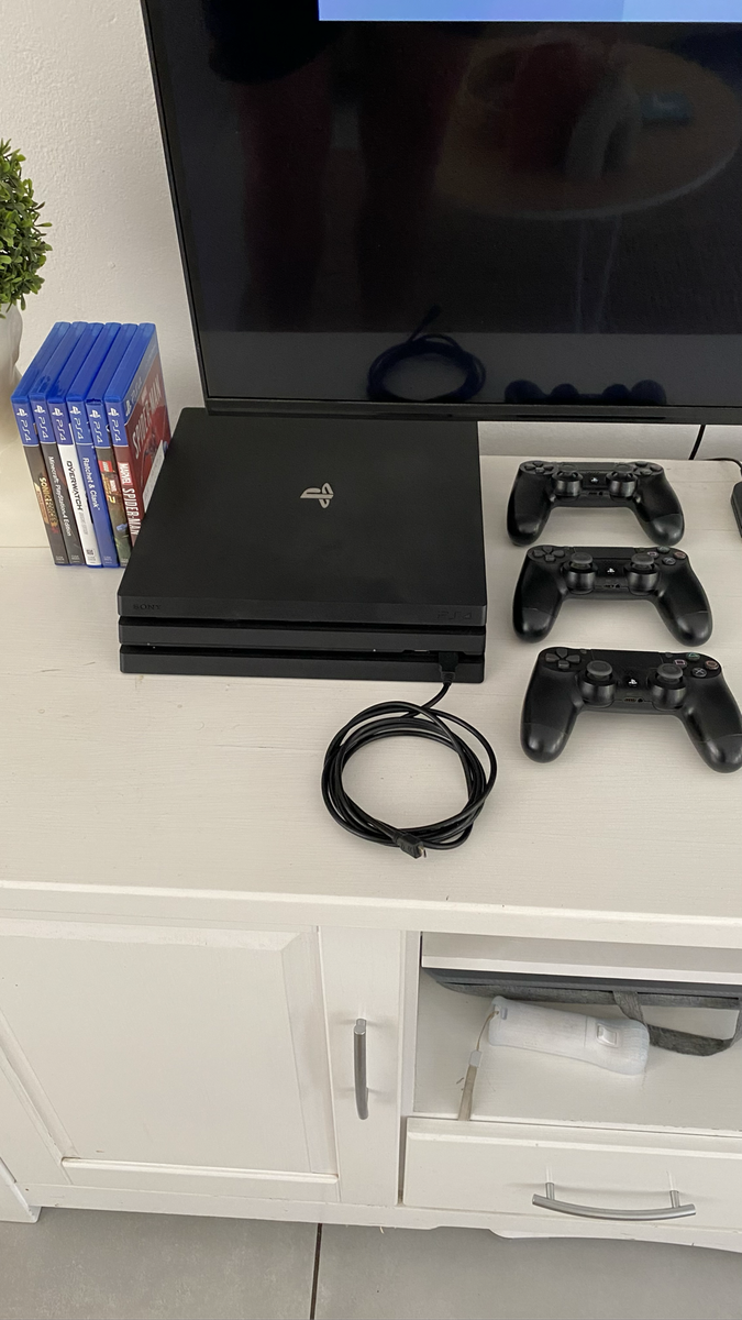 Sony Playstation 4 Pro - 1TB + 3 Controllers / 6 Games