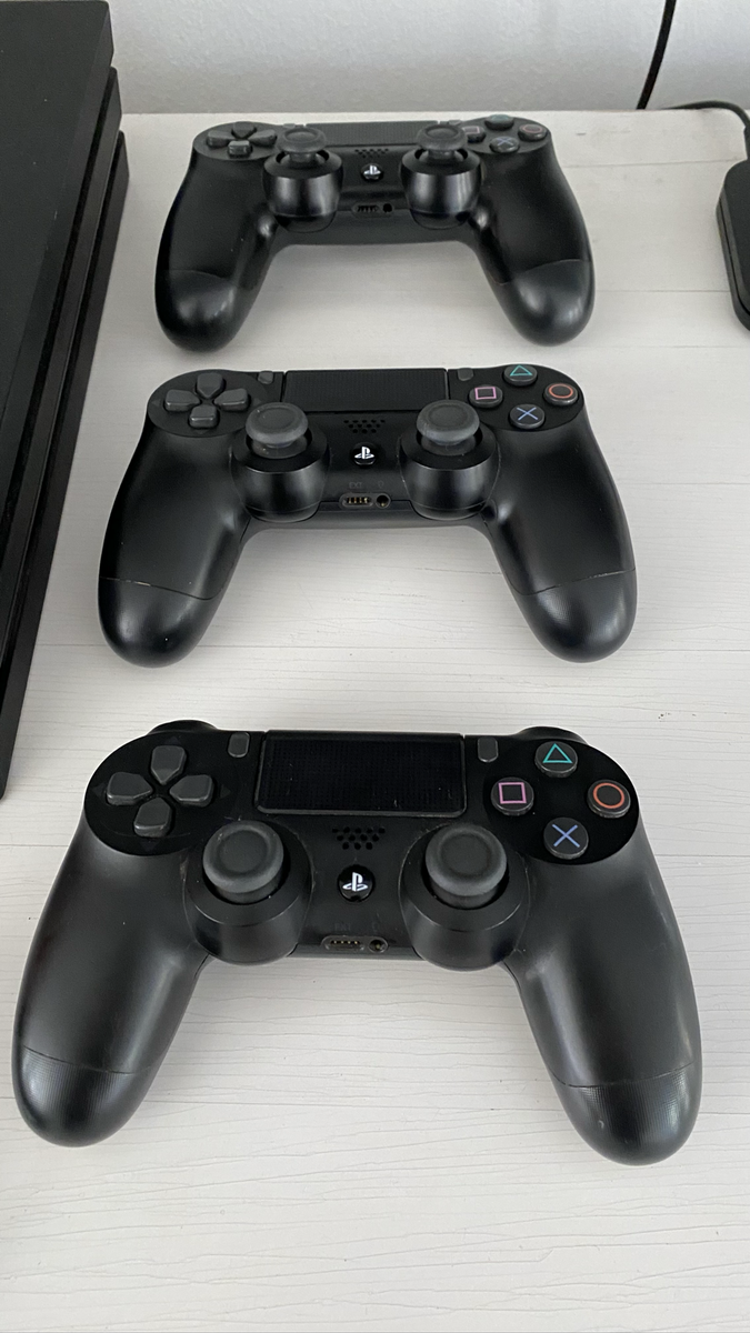 Sony Playstation 4 Pro - 1TB + 3 Controllers / 6 Games