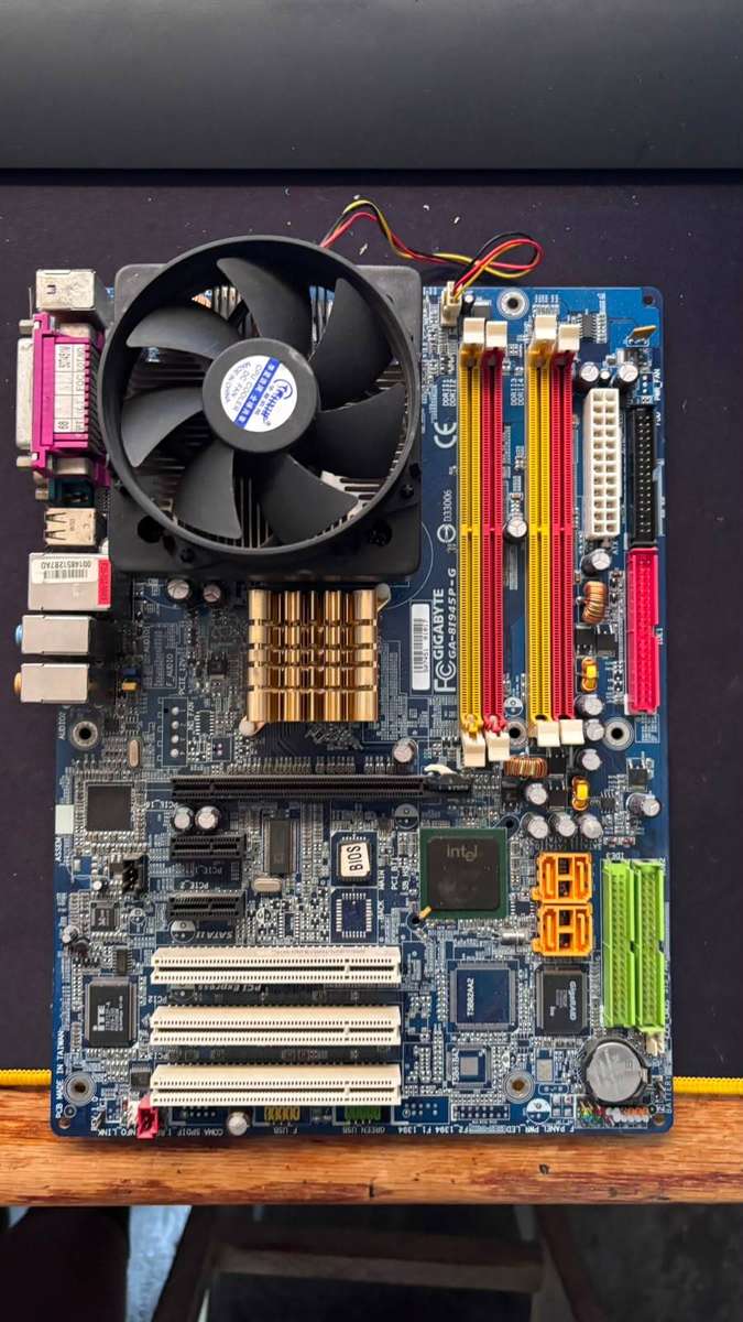 GIGABYTE GA-8I945P-G (UNTESTED OFFICE CLEARANCE)